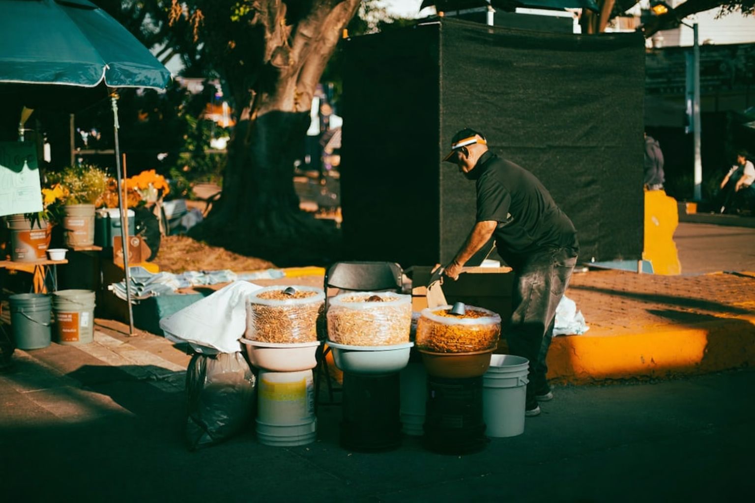 Mand forbereder snacks ved bod på festival, sælger nødder og tørret frugt